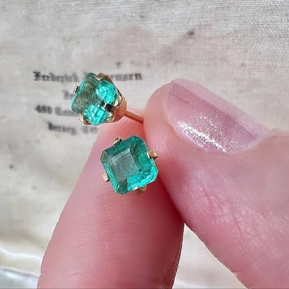 Elegant Natural Emerald Stud Earrings - Picture 10 of 11
